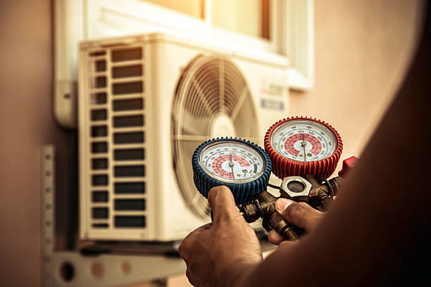 Professional Hvac technician working in Grayslake, IL